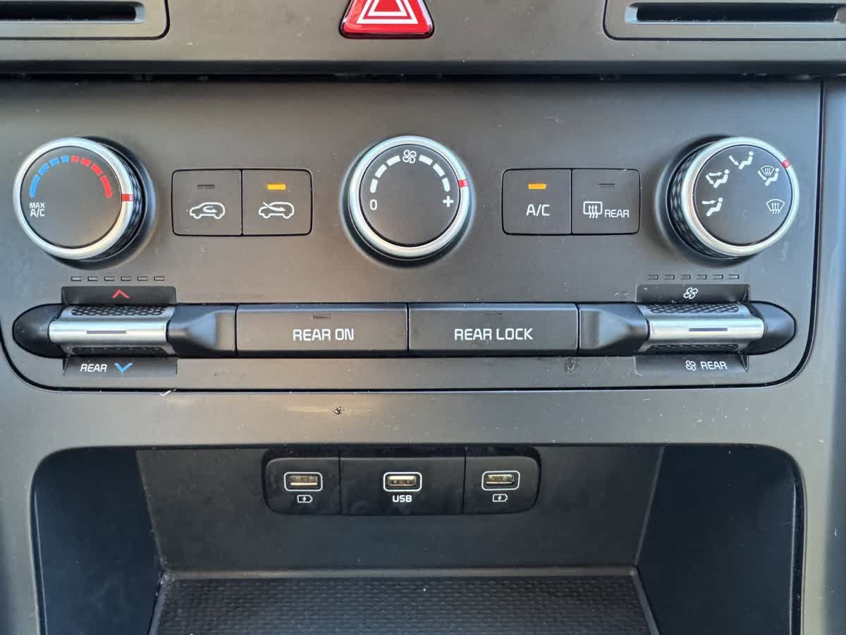 2024 Kia Carnival LX