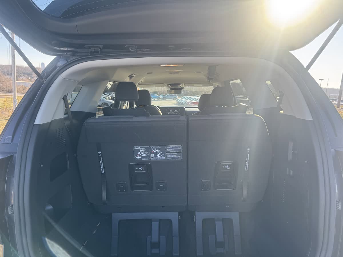 2024 Kia Carnival LX