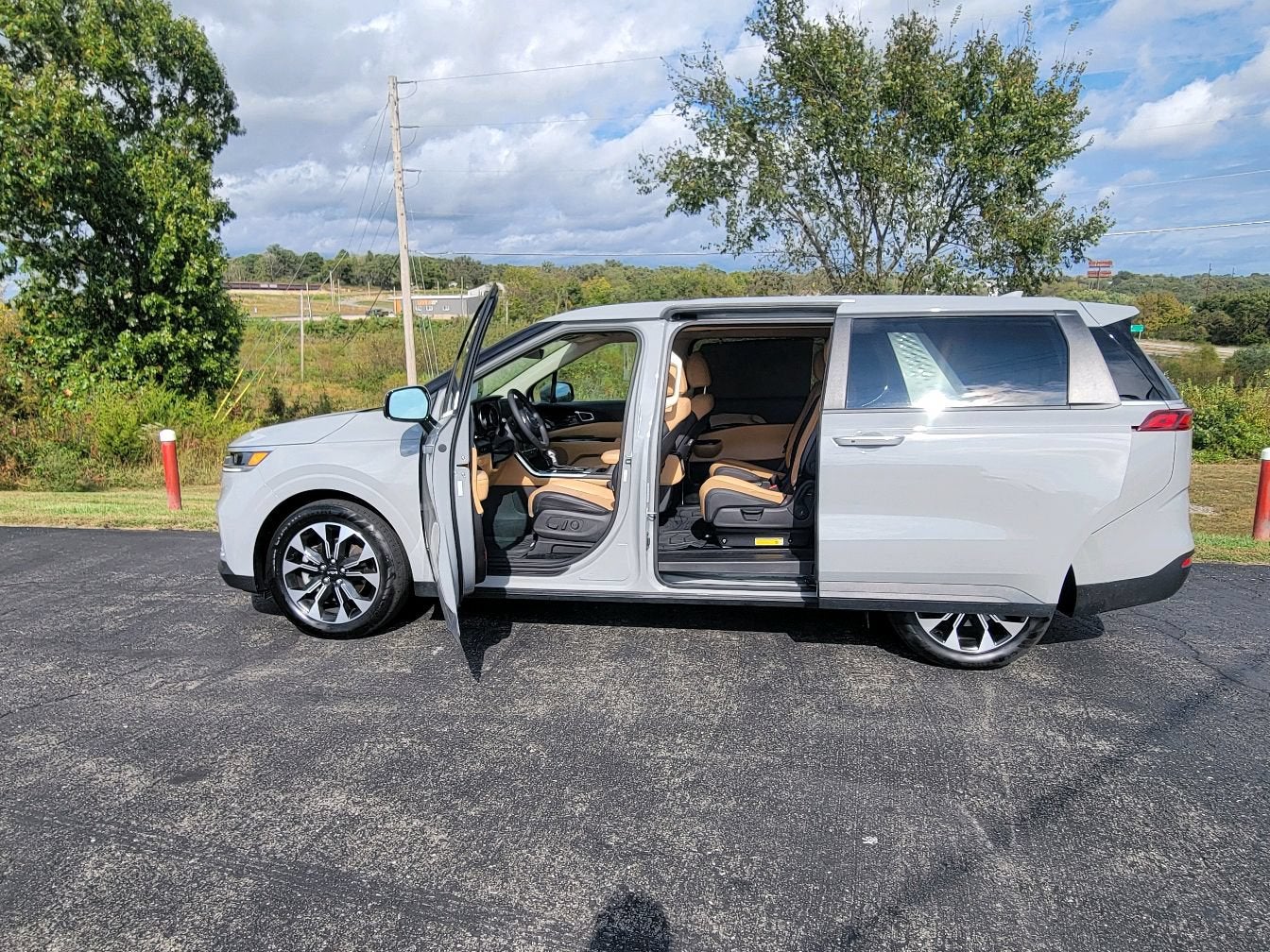 2024 Kia Carnival EX